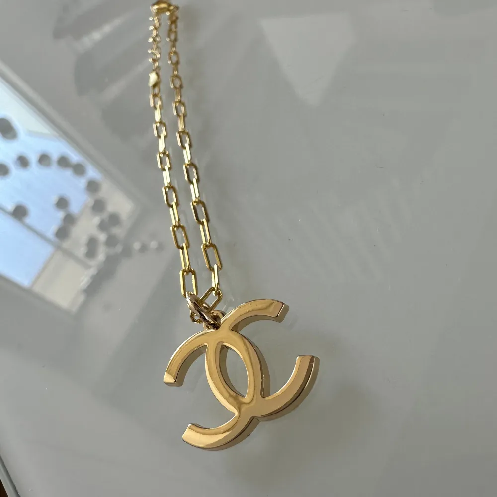 Chanel-smycket är från Chanel, armbandet är rostfritt och nickelfritt. Vackert och elegant Chanel armband som passar till allt. Bär ensamt eller kombinera med klocka och andra smycken. 😻. Accessoarer.