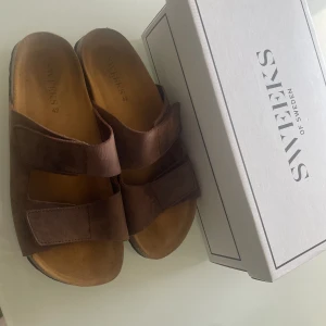 Sweeks tofflor - Köpt för 7 månader sen för 1399 kr, storlek 42 men passar 43-44. Väldigt sköna tofflor och ha på sig nu vid sommaren. Hör av er vid fler frågor