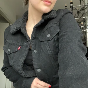 Levisjacka  - Fodrad svart levisjacka. Bra skick. Tror jag aldrig ens använt den. Frakt tillkommer 