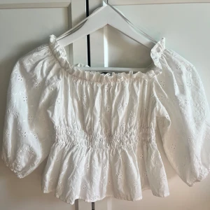 Zara blus  - Säljer denna riktigt snygga blus från zara, knappt använd 🫶 Köpt för 350 kr ⭐️