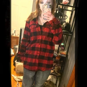 Röd och svart rutig skjorta  - Super fin skjorta💖💖