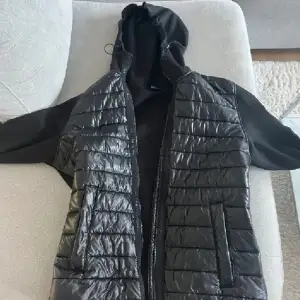 Peakperformance Cardigan/jacka som är i nyskick och endast använd nån gång, ser ut som ny. Priset kan sänkas, Modell som inte längre säljs så relativt sällsynt att hitta just denna. Passar perfekt nu till våren.