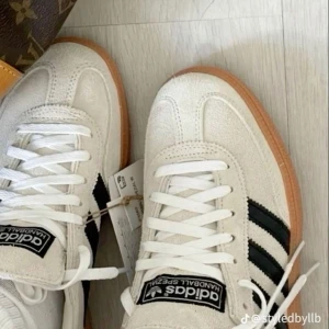 Adidas spezial créme white - Säljer nu dessa otroligt snygga skorna från Adidas! 🙌Helt nya och oanvända med prislapp på! Köpta för 1600kr. Alla bilder förutom sista är lånade. Säljer då jag köpte i fel storlek…💓Gratis frakt ges vid snabb affär!! 😇