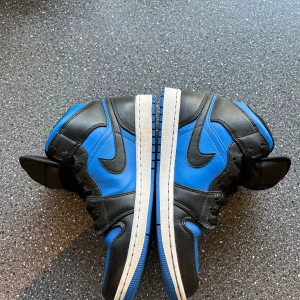 Jordan 1 mid ny skick! - Hej köpte dessa i vintras och dem har hållt sig i jätte bra skick och jag har tagit hand om dem bra, jag köpte dem för 1599 på Nikes hemsida och säljer nu för 500kr altså billigt pris om ni undrar något kom bara med frågor mvh clemme😃!