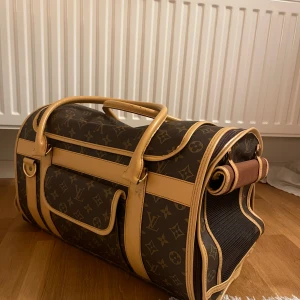 Hundväska/ transportväska  - Säljer en super snygg hundväska och transportväska. Klarar hund upp till 4 kg. Finns i Stockholm och kan mötas upp