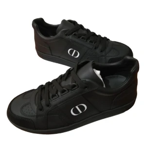 Dior sneakers  - Dior sneakers aldrig använda då jag ej tyckte om dem. Allting medföljer. Köpt på hemsidan<3 