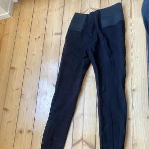 Yoga byxor, bra skick och sköna.  - Jätte sköna yoga byxor. Bra stretch och bra skick. Inte varma, och man svettas inte av dem. Skönt material. Storlek 34