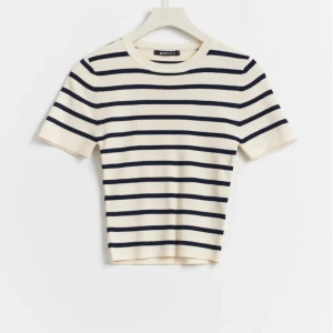 Randig t-shirt - Lite tjockare i materialet. 
