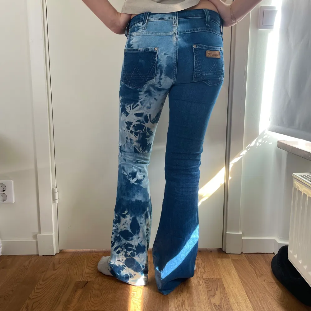 Jättefina egengjorda tie dye jeans. Märket på jeansen är wrangler💓. Jeans & Byxor.