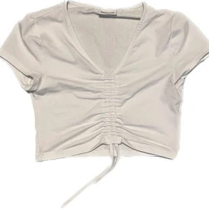 Linne - Vit topp i nyskick, perfekt till sommaren! Skriv för frågor eller fler bilder! pris kan diskuteras!