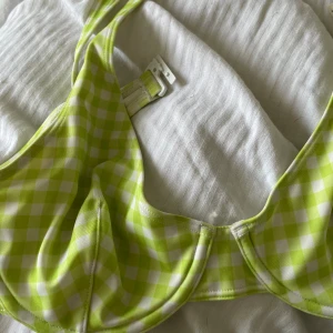 Bikini Monki  - Säljer denna bikini med bikini trosorna. Finns en liten svart prick men det är inget man märker av. Underdelen är hög och går över till naveln. 