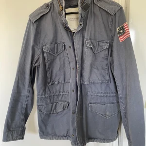 Ralph Lauren Jacka - Säljer en Ralph Lauren jacka i fint skick.  Passar bra till hösten och våren. Storlek: S men stor i storleken och passar M 