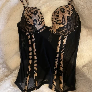 Korsett  - Korsett med leopard mönster, skit snygg! Hör av er vid frågor!(: