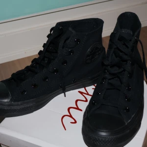 Chuck Taylor All Star Converse Black - Svarta converse! Jätte snygga och coola men blev aldrig använd. Har haft fåtal gånger. Mycket bra skick! Original pris 800kr mitt pris: 500kr
