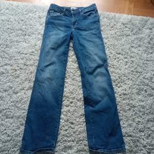 Ett par mörk blåa low waist jeans som jag använt 1-2 gånger, dom ser rätt nya ut
