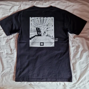 DCshoeco. tröja - Svart DCshoeco. t-shirt med tryck på ryggen.
