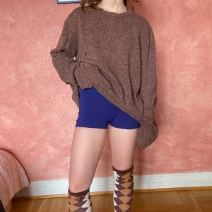 Stickad tröja - Stickad tröja, luftig och skön! Ej stickig. Sitter oversized på xs-m, stor i storleken. Jättemysig och har varit en favorit sen 2020, men fortf bra skick.  Snabbt köp prioriteras! Hon på bilden är 160 cm och en xs/s.