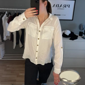 Vit blus - Säljer min fina blus från veromoda, har inga defekter och är i väldigt fint skick!☺️