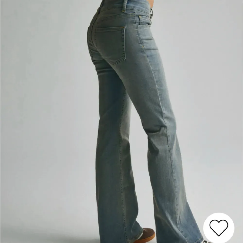 lågmidjade bootcut jeans från nelly, köpta för 700 & endast använda EN gång så helt som nya❤️ säljer då jag har 2 likadana, innerben ca 85 cm❤️ passar mig jättefint i längden som är 179 cm!!. Jeans & Byxor.
