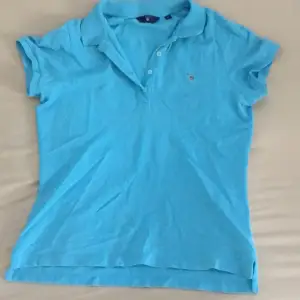 Blå Gant skjorta med tre st knappar. Äkta såklart, köptes för 299kr, använd 2 ggr väldigt bra skick. Skriv priv för fler bilder, passar både tjejer och killar tycker ja. Stl M