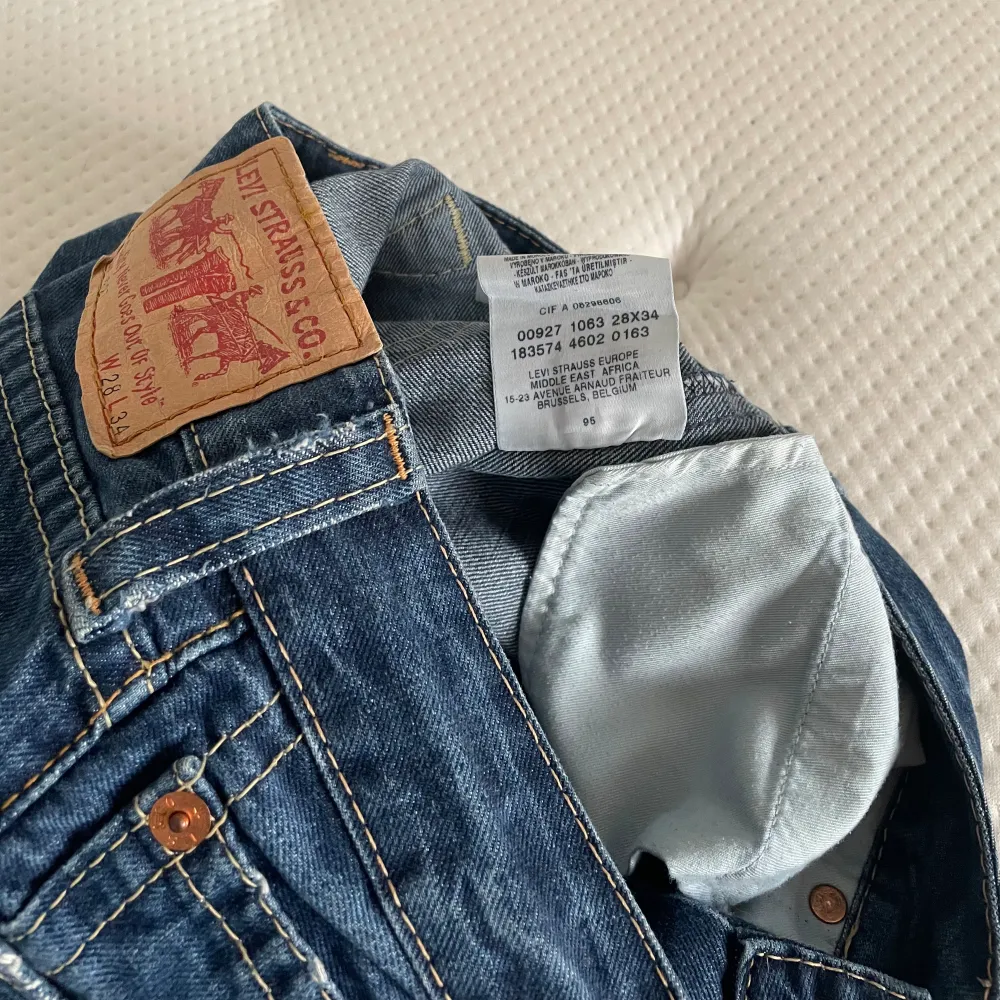 Vintage Levis 927 jeans. Storlek w28 l34. Låg midja och utsvängda ben, typiska 2000-talsjeans. Stora sömmar som påminner mig om True Religion jeans. Midjemåttet är ungefär 78 cm och innerbensmåttet är ungefär 85 cm. Fint skick, se bilderna. . Jeans & Byxor.