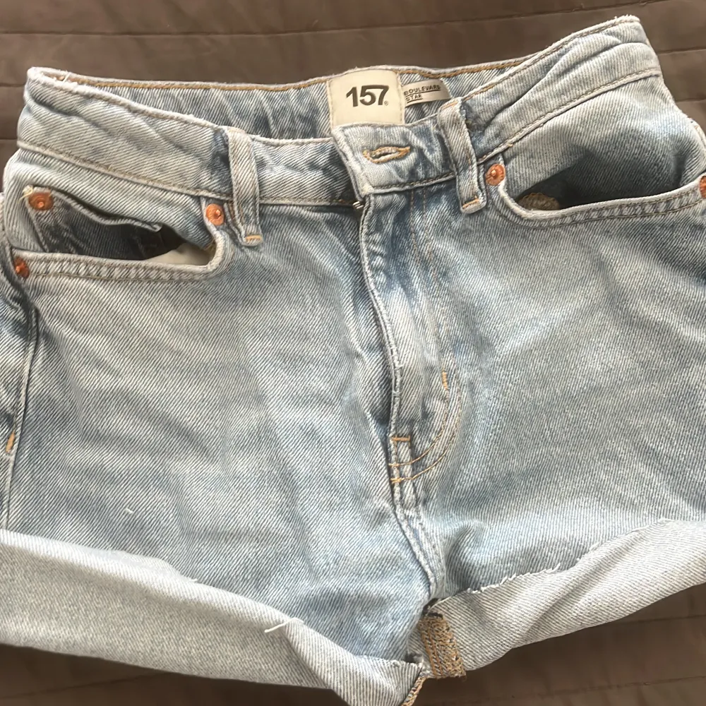 Säljer nu dessa supersnygga low waist jeansshorts pga att de blivit för små 💗 storlek 150💗 dom är omklippta från jeans till jeansshorts av mig💗 hade ett litet hål men som vi har lagat ( man kan se på bild 5 )💗 skriv till mig privat vid intresse💗. Shorts.