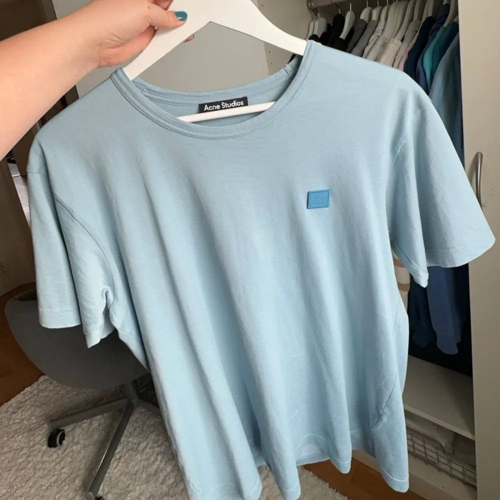 säljer denna blå Tshirt från Acne Studios jag nyligen beställde som är för liten för mig och därav inte kommit till använding, endast testad🤍 nypris 1400kr. T-shirts.