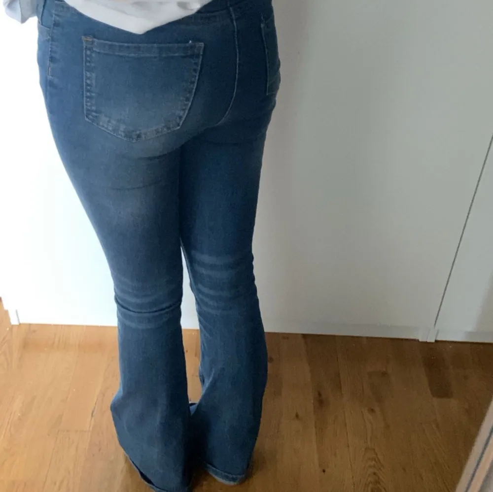 Säljer dessa mid Waist booycut jeans jättefina och sköna men jag har så många! ❤️ midjemåttet är 62-66cm och innerbenslängdeb är 103.5 långa på mig som är 166❤️❤️. Jeans & Byxor.