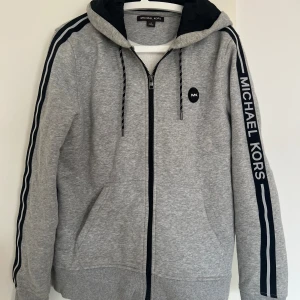 Michael kors hoodie - Vääärldens mjukaste o skönaste hoodie! Från Michael kors, inköpt för 2700 kr. Knappt använd💞 Priset går att diskutera!