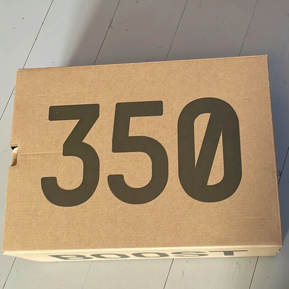 Säljer mina äkta yeezy boost 350 trfrm  Skick: 8/10 sluan är ganska smutsig annars nyskick och riktig sköna på fötterna  Nypris: 5000kr  Kvitto+box finns Var inte rädd för att ställa frågor  (Pris kan diskuteras, öppen för byten). Skor.