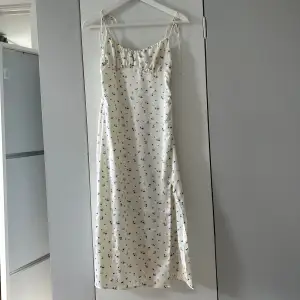 Superfin klänning från sanna jörnviks kollektion med nakd. Slutsåld på hemsidan. Köpt för 499kr och endast använd 1 gång så superfint skick!