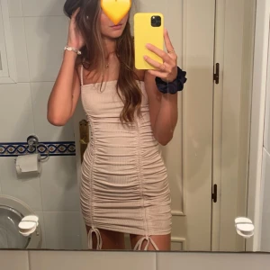 Sommar /festklänning - Skitsnygg festklänning med justerbara band framtill som formar kroppen jätte snyggt!💕💞 Storlek XS, däremot väldigt stretchig 