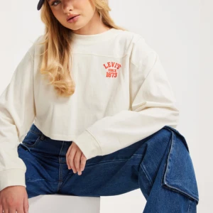 Levi’s cropped longsleeve  - Oanvänd med prislapp kvar. Storlek XS men passar även S. 