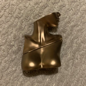 Billie eilish parfym  - Säljer denna parfym med doft av vanilj. Innehöll 50ml men det är ungefär hälften kvar så 25ml. 30ml originalpris: 445kr. Vid frågor kontakta mig💖