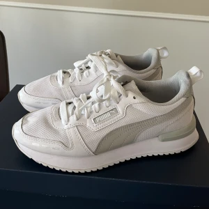 Puma sneakers - Vita Puma sneakers i stl 38. Använda ett fåtal gånger. 