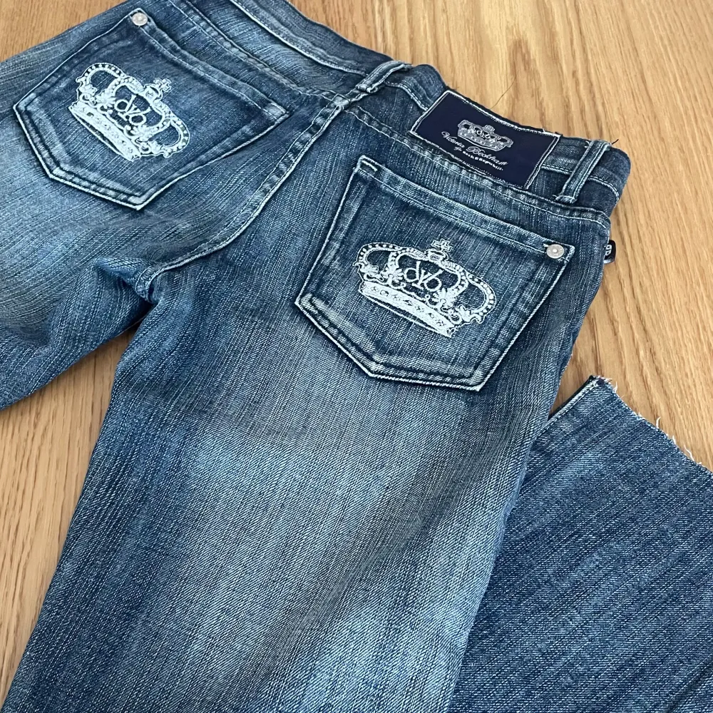 Snygga Victoria Beckham jeans med vit detalj + stenar på fickan. Några stenar har ramlat av (bild 4) men ingenting man tänker på. Midemått: 39 x 2 cm, innerben: 79 cm. Är aldeles för små för mig så finns tyvärr inga bild på  Kontakta för fler frågor💕. Jeans & Byxor.