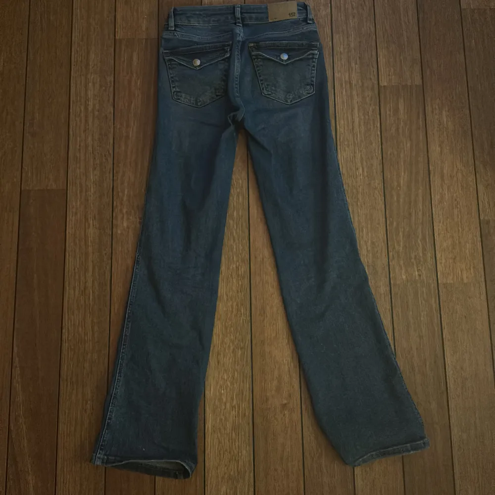 Jeans från lager 157, storlek xxs short. Använda ett få tal gånger. Säljer då de inte riktigt var min stil. Nypris 400kr. Jeans & Byxor.