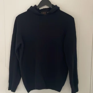 Kashmir hoodie - En kashmir hoodie från Oscar Jacobsson i mycket gott skick, har ingen kashmir kam därför kan de se lite nopprig ut😄 Den är storlek XS men passar också S  Hör av dig vid minsta lilla fråga, svarar snabbt🔥