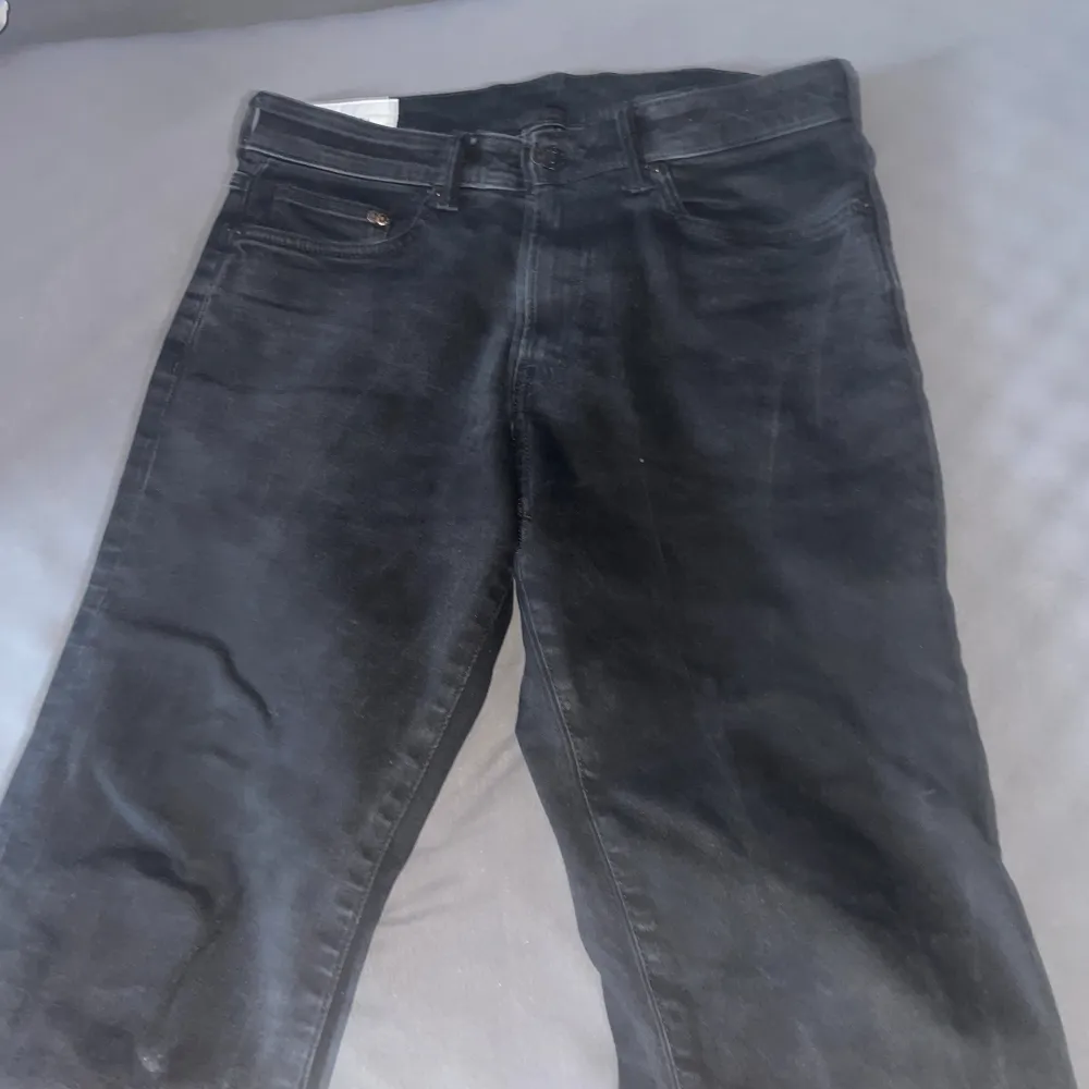Säljer mina svarta regular fit jeans som jag inte längre använder. Tvättat några gången, är bra skick. Skriv om intresserade . Jeans & Byxor.