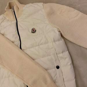 Säljer denna jätte fina Moncler cardigan i färgen beige/vit i storlek S