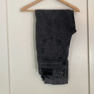 Grunt Dark Grey  - Säljer ett par grunt Street Loose Dark grey jeans då ja inte använder dom längre. Strl 29 