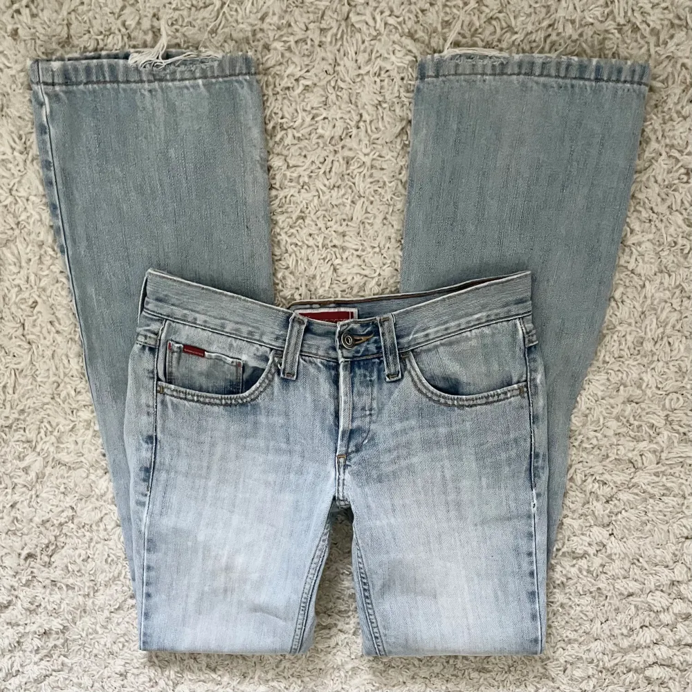 Ljusblå jeans med låg midja - står ingen storlek men skulle säga mellan xs-s 🩷 lite slitna vid benslutet som syns på bild 1. Jag är 166 cm 🩷. Jeans & Byxor.