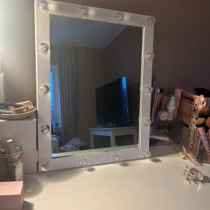 Sminkspegel - Säljer min sminkspegel med lampor, då jag ville ha en större ,osäker var den är ifrån men den är i fint skick! Lamporna kan antigen sättas på med sladd eller batterier, sladden är tyvärr trasig, men så länge man har batterier spelar det ingen roll! 🩷