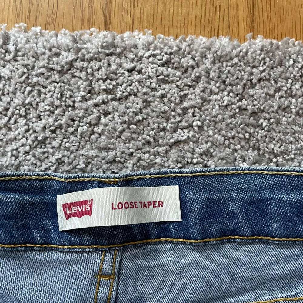 Säljer mina Levis jeans som är i bra skick. Storleken är 14a.. Jeans & Byxor.