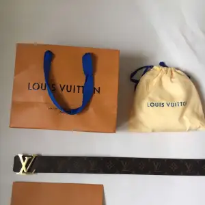 Säljer skit snyggt bälte i perfekt skick!  Det är ett äkta Louis Vuitton bälte som är 105 cm långt. Ny pris: ca 5000kr Vårat pris: 1250kr