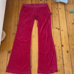 Vintage juicy couture byxor - Rosa äkta juicy byxor som jag köpte här på Plick men som inte passade tyvärr. Vintage väldigt lågmidjade💋