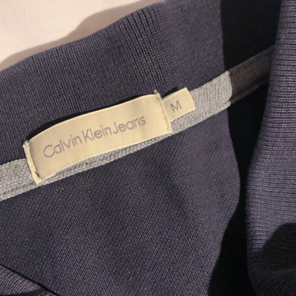 Mörkblå piké från Calvin Klein Jeans. Har inte användning för den säljer därför. Skick 9/10. T-shirts.