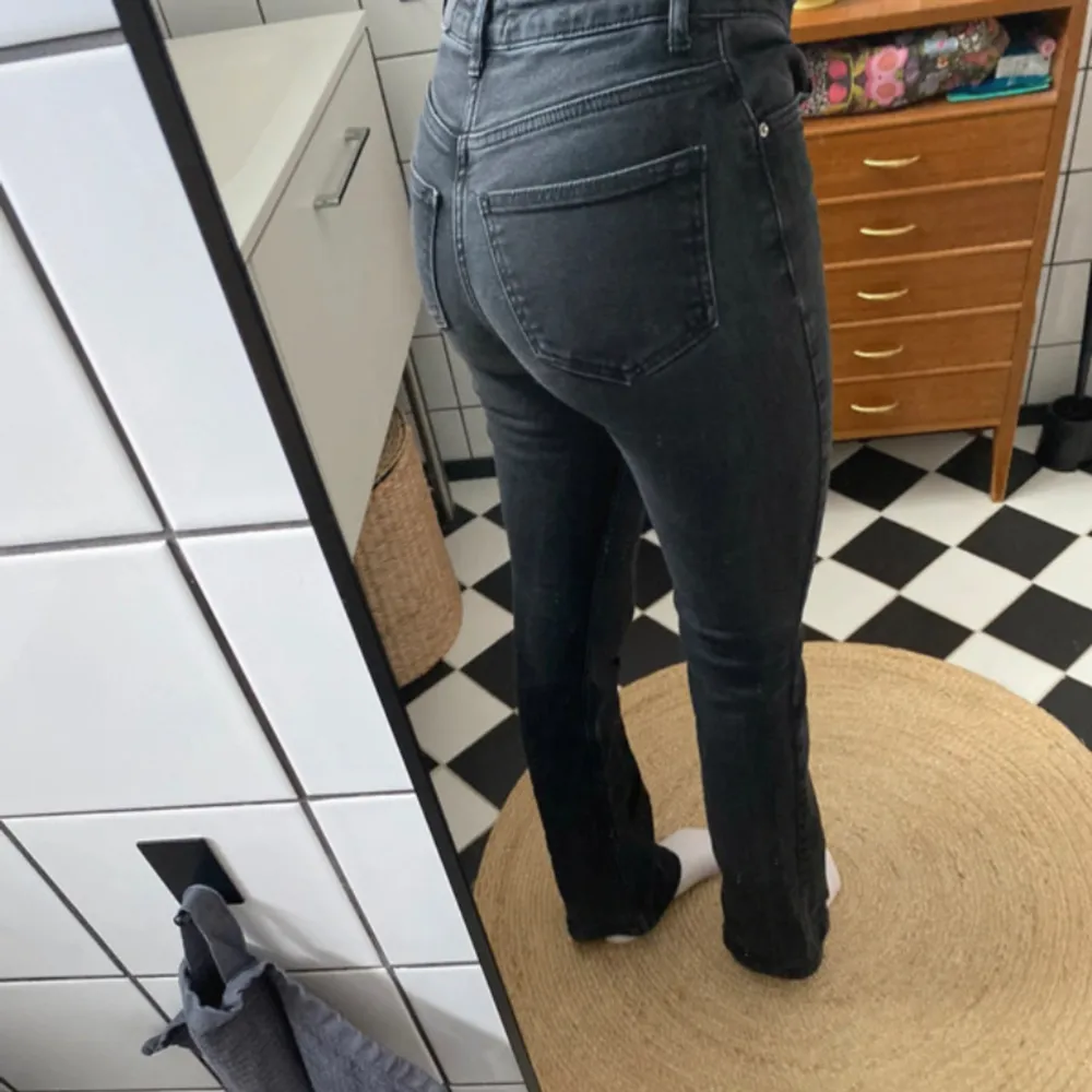 Svarta utsvängda jeans från Gina Tricot Köpa för flera år sedan och väl använda så färgen har blivit blekare/ljusare. De har även blivit uttöjda så de är lite större i storleken.  Jag är 172 cm 💕  Skriv privat vid frågor, funderingar eller intresse! . Jeans & Byxor.