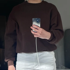 Brun collegetröja - Collegetröja från pull&bear, storlek S. Ärmarna och midjebandet är ”cuffed”. Mycket bra skick, knappt använd!⭐️