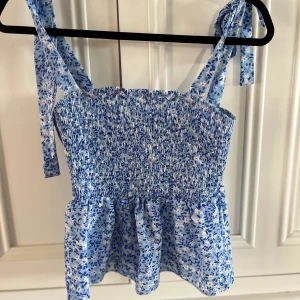 Sommar topp  - Säljer denna somriga topp från SHEIN i storlek S